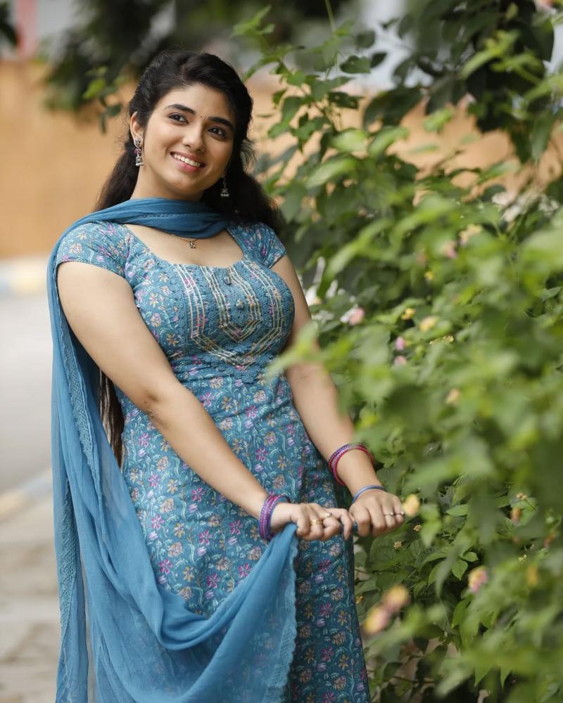 actress-pragya-nagra-looking-cute-dress